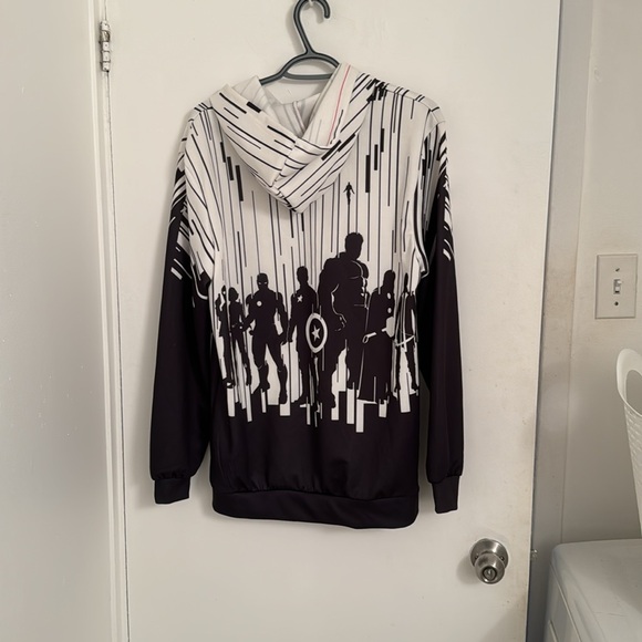 🎉 Host Pick 🎉 NWOT Black and white Marvel hoodie - Picture 2 of 4